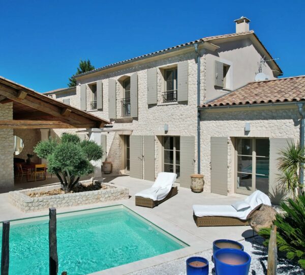 Uzès: a unique property with a garden, pool and views