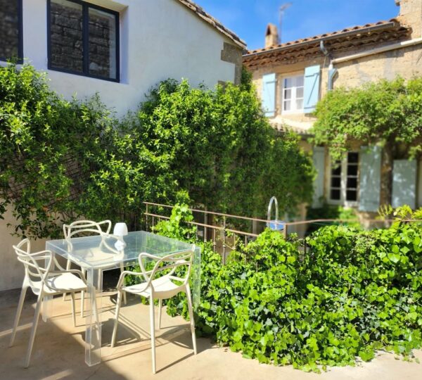 A quelques minutes d'Uzès, Maison de village en pierre